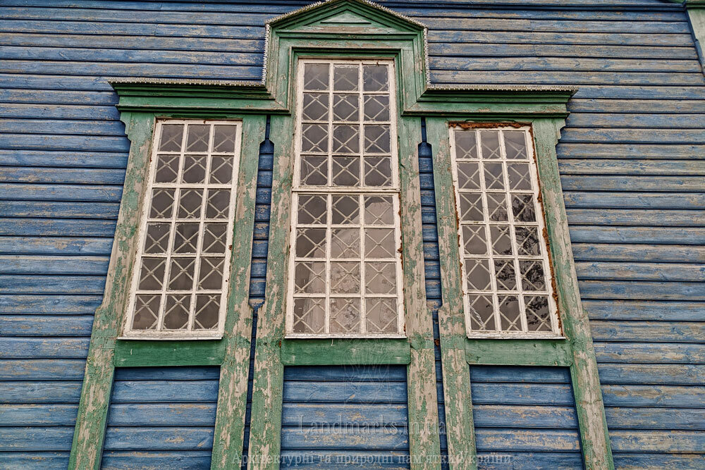 Декор потрійних вікон храму