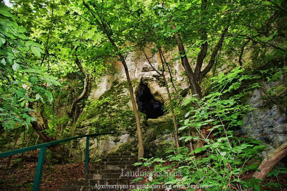 Чернеча печера в Галиці