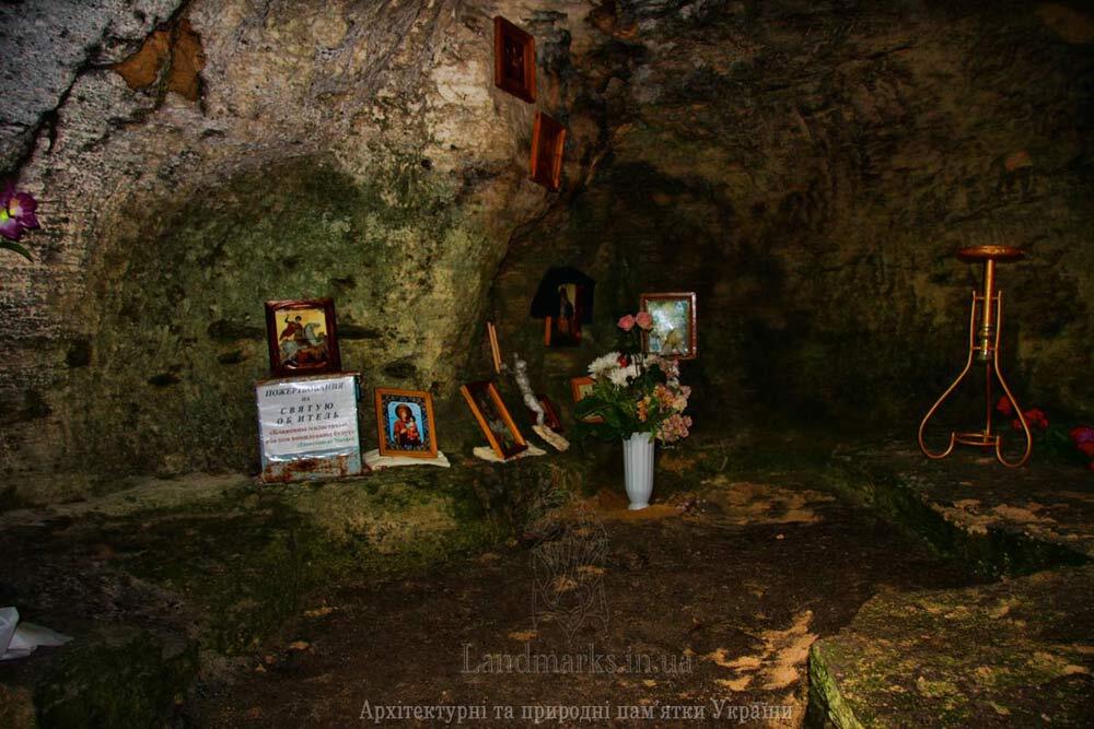 Всередині печери Галицького монастиря