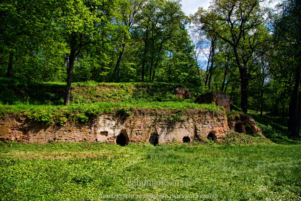 Мальовничі руїни "замку" в Качанівці