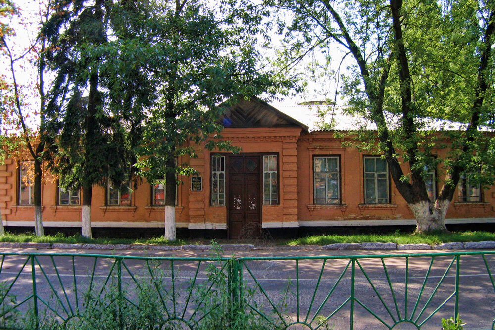 Бібліотека в старій будівлі поч. ХХ ст