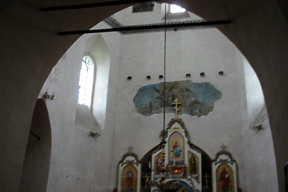 всередині Воскресенської церкви видно розпис над вівтарем