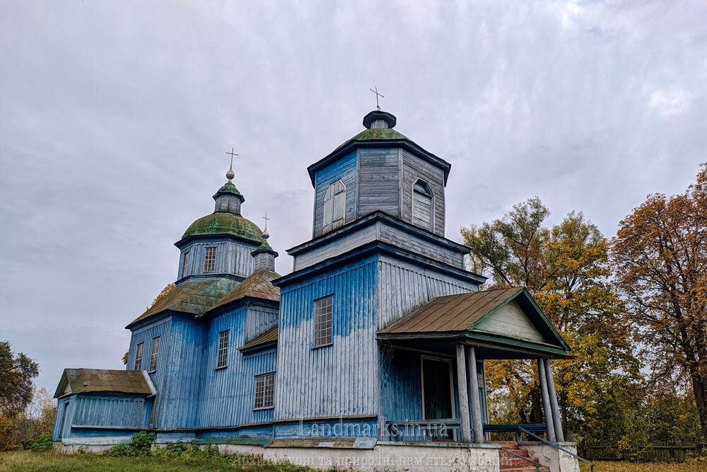 Різні ракурси церкви святої Трійці в Степанівці