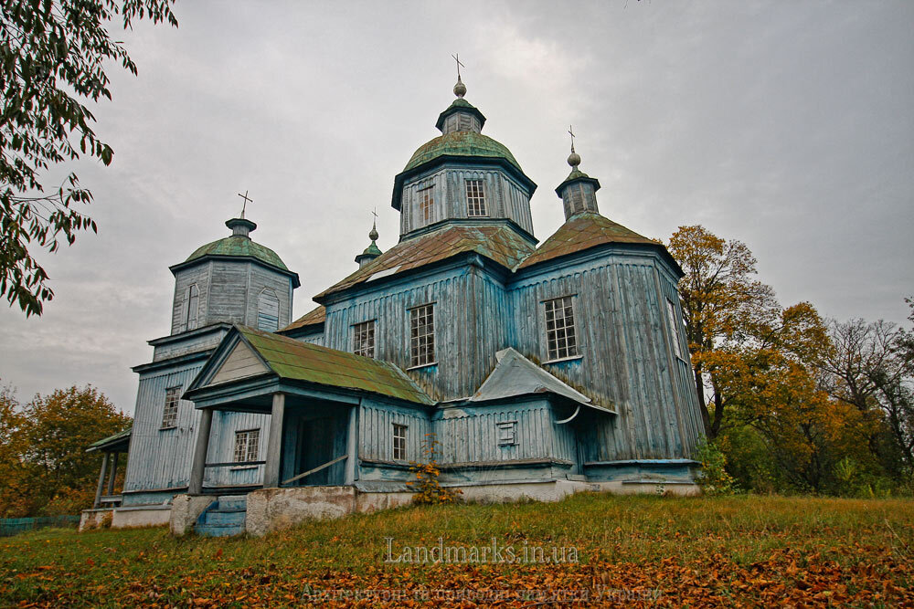Осінь пасує деревяним храмам Чернігівщини